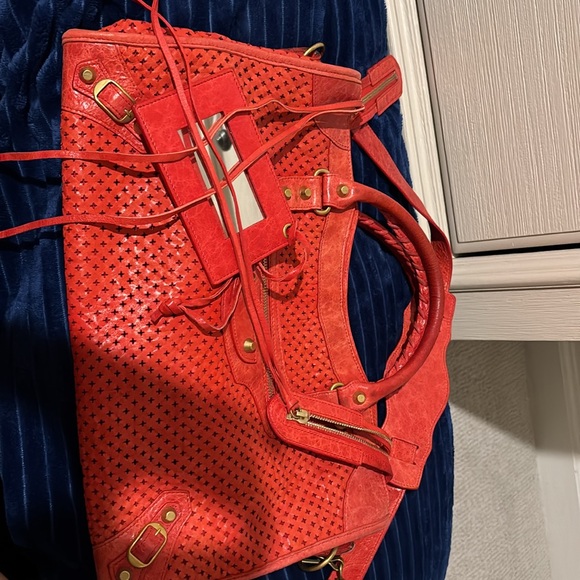 BALENCIAGA 
Agneau Laser Cut Cross Classic Gold Hardware City Tomate - Picture 9 of 13